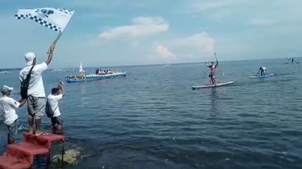 SEMAKIN DIAKRABI : Olahraga yang baru beberapa tahun diakrabi ini semakin banyak  yang menyukai di Pantai Penyumbahan, Desa Les, Kecamatan Tejakula, Buleleng. (foto: eka prasetia/radar bali)