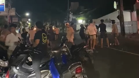 RIBUT : Kelompok pemuda bentrok di kawasan Jalan A. Yani, Singaraja, Buleleng, Minggu dini hari (13/11/2022). (foto : istimewa)