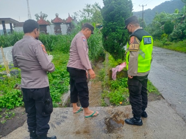 PERIKSA LOKASI KEJADIAN : Polisi memeriksa tempat kejadian bocah tewas tenggelam. (foto: humas polres buleleng)