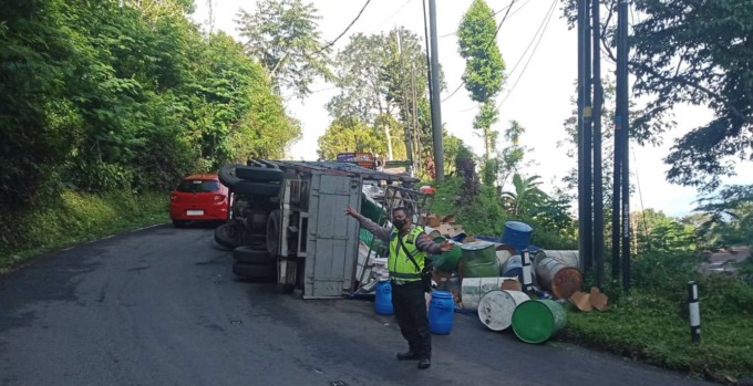NAHAS : Truk engkel terguling di KM 14, ruas Jalan Raya Singaraja-Denpasar, Banjar Dinas Wirabuana, Desa Gitgit, Buleleng. (foto : eka prasetya/radar bali)