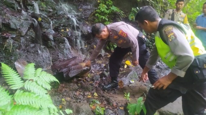 SUDAH DIINGATKAN TEMANNYA : Connel Jack Sullivan akhirnya mendapat musibah tertimpa batu. (Foto: Humas Polres Buleleng).