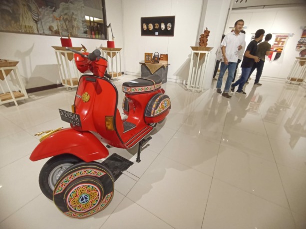 BERAGAM SUDUT PANDANG : Pameran bersama di Gedung Dharma Negara Alaya (DNA) Kota Denpasar ini menyuguhkan sejumlah karya dari mahasiswa Prodi Kriya dari sebelas kampus seni se- Indonesia. (foto : adrian suwanto/radar bali)