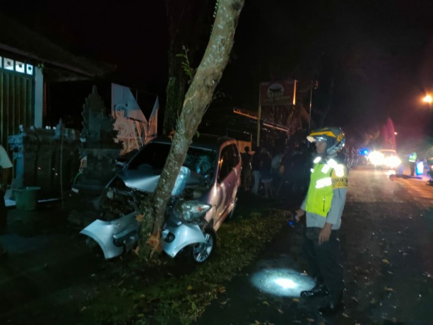 SIAL: Kondisj mobil Xenia  rusak parah setelah menabrak pohon