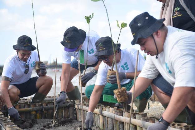 SIMBOLIS : Andre Taulany (ketiga dari kiri)dan Surya Insomnia saat melakukan penanaman mangrove di Kawasan hutan arboretum mangrove Pelabuhan Benoa beberapa waktu lalu Bersama Electrum. (istimewa)