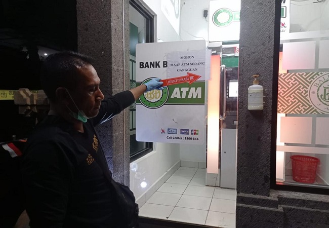 Aparat polsek Bebandem saat melakukan olah TKP di ruang mesin ATM milik Bank BPD Bali Cabang Pembantu Bebandem di Banjar Dinas Desa Tengah, Desa Bebandem Kecamatan Bebandem. (ist)