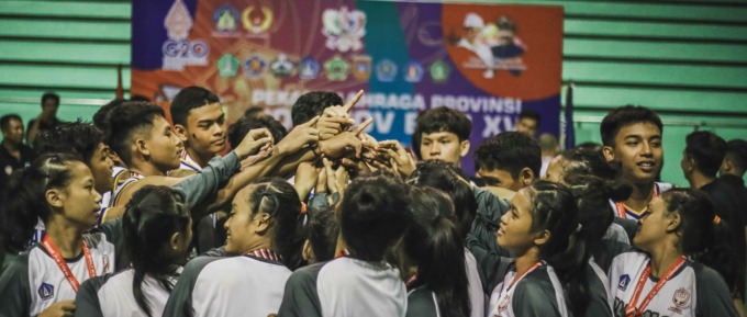 LUAPKAN KEGEMBIRAAN : Para pemain Tim Basket Putra Badung berselebrasi dengan Tim Basket Putri Denpasar usai meraih emas cabor basket 5x5 Porprov Bali XV/2022 di GOR Purna Krida, Rabu malam (16/11/2022). (foto : alit binawan/radar bali)
