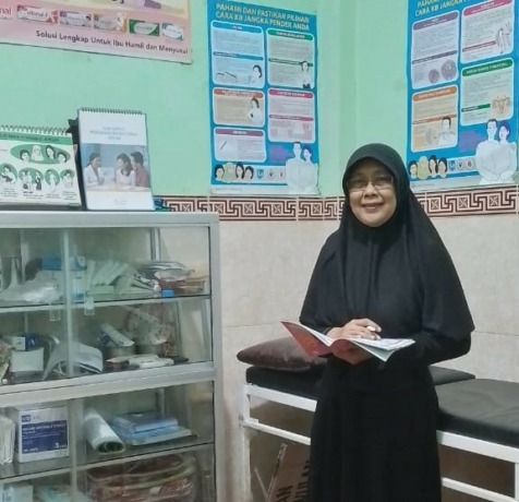 PEDULI SESAMA: Bidan Retno saat diwawancarai di tempat praktiknya di Banjar Sema, Kediri, Tabanan.