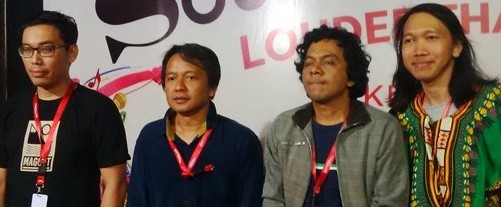 AMATI PERILAKU PENONTON : Cholil (kedua dari kiri) mengamati gaya penggemar musik sekarang sudah tidak sefanatik dulu . (foto : dedi yondra/jawa pos)