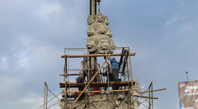 BAGIAN AKHIR : Pemasangan kepala Patung Wisnu Murti di di bundaran Jalan By Pass Ir. Soekarno, Kediri, Tabanan. (foto juliadi/radar bali)