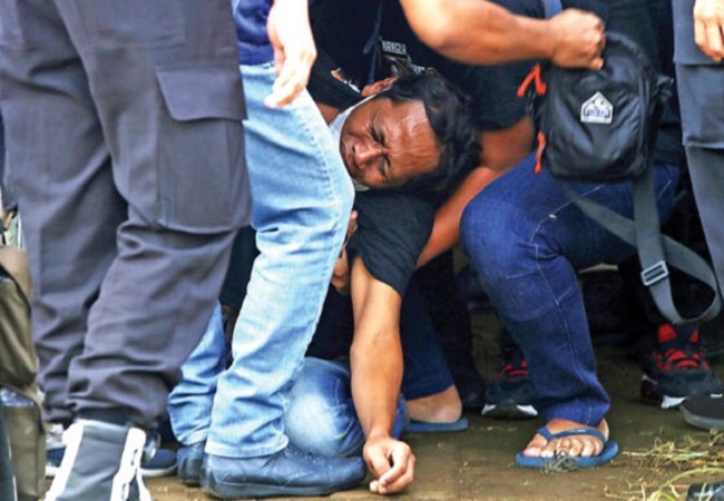 Devi Athok histeris saat proses autopsi dua putrinya yang menjadi korban tragedi Kanjuruhan. (Robertus Risky/Jawa Pos)