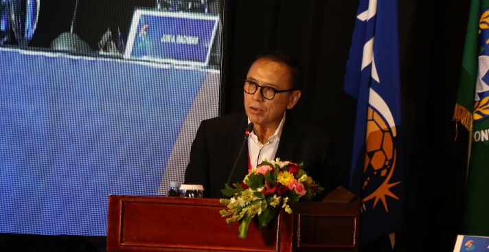 DALAM POSISI SULIT :  Ketum PSSI Mochamad Iriawan saat berpidato dalam Kongres Biasa PSSI di Discovery Hotel Kartika Plaza pada Januari 2020 lalu. KLB bisa digelar di Bali. (alit binawan/radar bali)