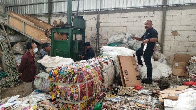 TUMPUKAN SAMPAH: Pengurus J2PS saat di Bali Waste Cycle kawasan Kargo Denpasar.