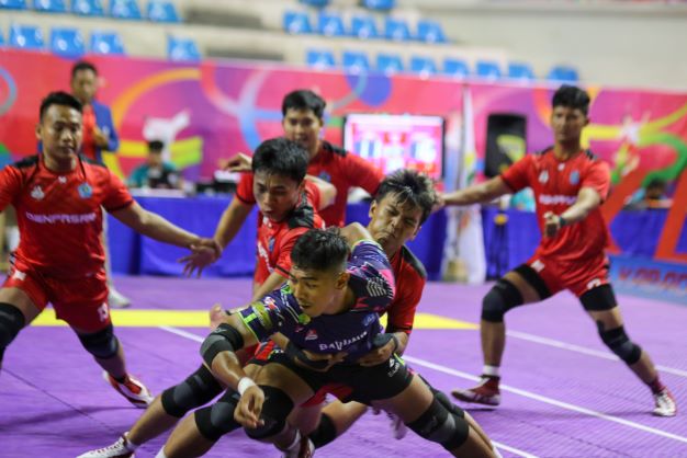 ALL OUT : Pemain Tim Kabaddi Porprov Badung saat dihadang para pemain Tim Kabaddi Porprov Denpasar. Badung berhasil menjadi juara umum cabor kabaddi di Porprov Bali untuk ketiga kalinya secara beruntun. (foto:alit binawan/radar bali)