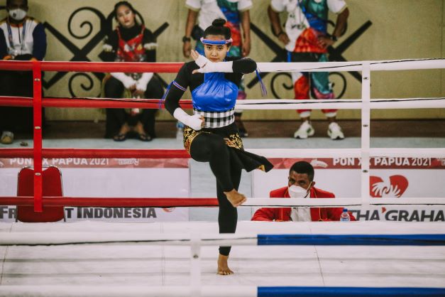 ANDALAN: Atlet Muay Thai Bali Luh Mas Sri Diana Wati saat berlaga di final nomor wai kru cabor Muay Thai di PON XX/2021, Papua