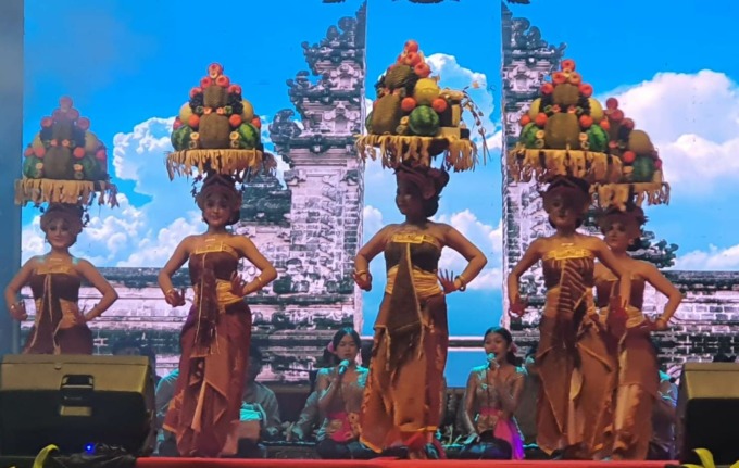 TEMA KERAKYATAN : Penggak Men Mersi berkolaborasi kelompok seni, sanggar komunitas di Bali menyuguhkan kesenian  yang berakar dari kesenian rakyat agraris, di Lapangan Timur Renon, Denpasar, Jumat malam (4/11/2022). (foto : istimewa)