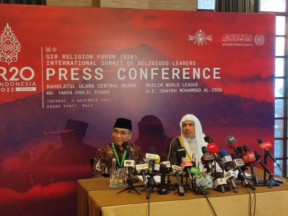 UNTUK PERDAMAIAN: Ketua Umum Pengurus Besar Nahdlatul Ulama (PBNU), KH Yahya Cholil Staquf (kiri) dan Sekretaris Jenderal Liga Muslim Dunia (MWL) Dr. Syekh Mohammed Al-Issa (kanan)