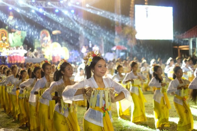 DAYA TARIK: Salah satu atraksi tari di perhelatan Pemuteran Bay Festival yang menyedot ribuan penonton setiap hari.