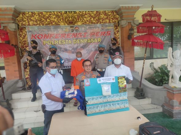 PENGEPUL: Tersangka Andi Prayitno, pria asal banyuwangi Jarim dan barang bukti sabu-sabu dan ekstasi di Polresta Denpasar.