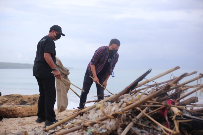 SAMPAH PANTAI: Aksi bersih-bersih pantai di kawasan Pantai Jimbaran, Rabu pagi (2/11). Jika tidak tertangani dengan baik, pada 2050 sampah di laut akan lebih banyak dibandingkan jumlah ikan