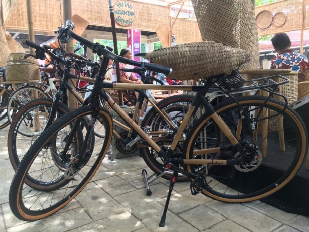 BAHANNYA MELIMPAH DI INDONESIA: Bambu petung menjadi bahan utama sepeda ini. (foto made dwija putera/radar bali).