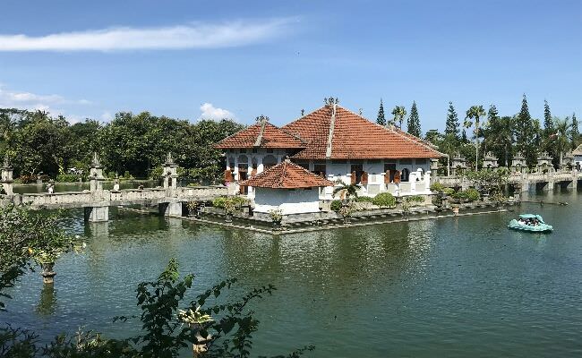 KABAR BAGUS DI AKHIR TAHUN : Taman Ujung, salah satu objek wisata andalan Karangasem. Akhir tahun ini order hotel mulai naik. (foto:dok.radar bali)