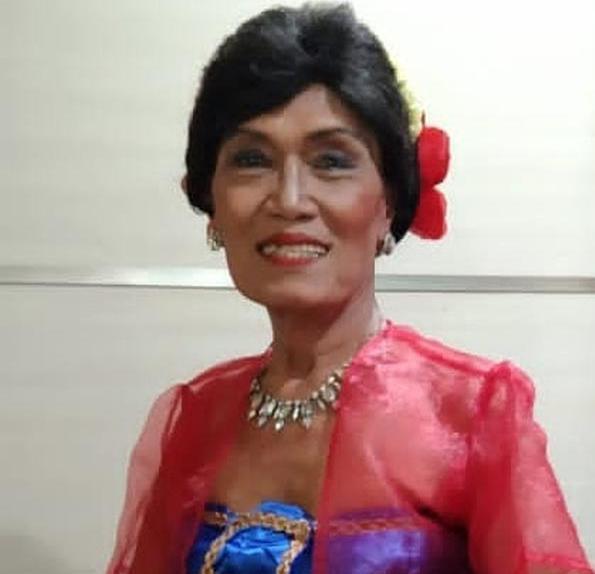 TESSY BERKEBAYA MERAH (istimewa)