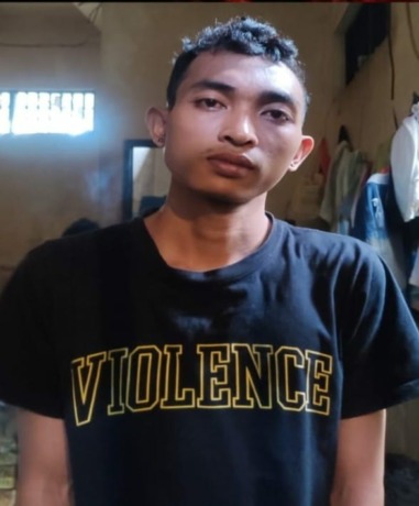SEKONGKOL:Pelaku  penipuan bule di money caher Kuta Utara, Kadek Rusdiana Wardana saat diamankan di Polres Badung