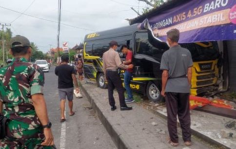 SOPIRNYA MENGANTUK : Kondisi mini bus bernopol N 7618 NV yang dikemudikan Muhammad Syaifullah dengan membawa 10 penumpang menabrak rumah dan toko pinggir jalan. (foto : istimewa)