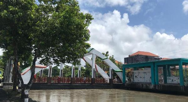 BELUM TUNTAS : Debit air Tukad Mati Legian saat usai dilanda hujan pertengahan Oktober lalu yang mengakibatkan kawasan tersebut banjir . (made dwija putra/radar bali).