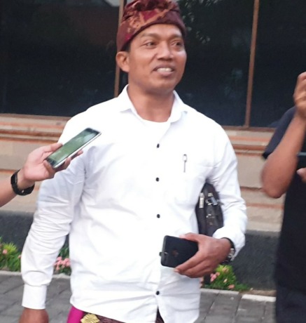 MELELAHKAN: Salah seorang pejabat Universitas Udayana yang diperiksa Kejati Bali Kamis (3/11).