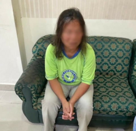 MENCURIGAKAN: Seorang wanita setengah baya  Morland Pandiangan alias Kutscher, diamankan petugas lantaran bawa kardus protes G20.