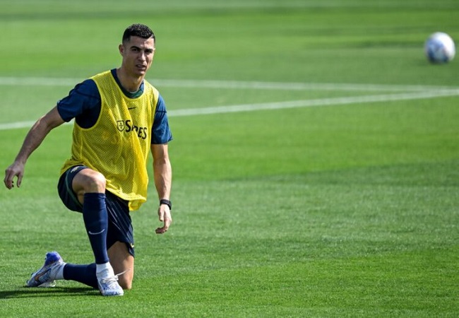 Cristiano Ronaldo mengatakan bahwa Timnas Portugal terlalu kompak untuk dipecah belah oleh pihak luar. Dia membantah kabar bahwa dirinya mengancam tinggalkan Timnas Portugal. (PATRICIA DE MELO MOREIRA / AFP)