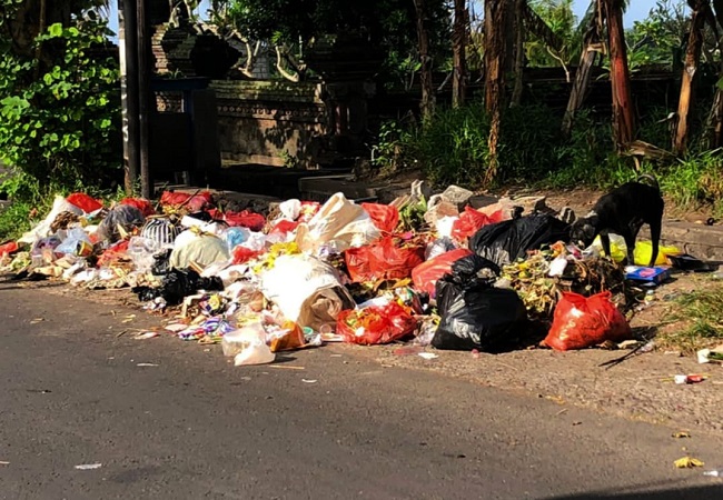 BUTUH KESADARAN: Tumpukan sampah seperti ini nyaris tiap hari bertumpuk, terlebih pasca hari raya.