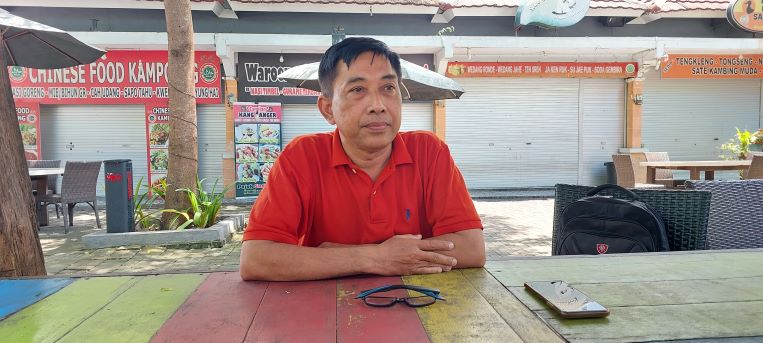 TUNTUT TANGGUNGJAWAB: I Made Malik Adnyana, 54,  beberkan harapan keluarga saat dijumpai di Denpasar, Senin (19/12).