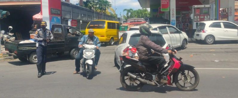 DINILAI PERLU PENGAWASAN : Suasana SPBU di Buleleng. Kini dirasa perlu untuk pengawasan untuk mencegah penyelewengan. (foto: eka prasetya/radar bali)