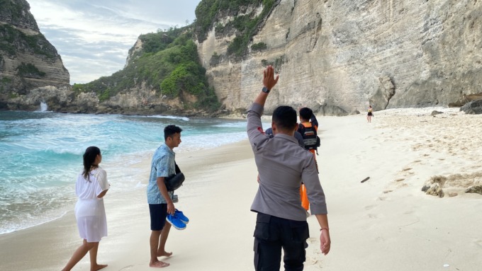 BELUM KETEMU: Wisatawan asing yang terseret arus di Pantai Diamond, Kecamatan Nusa Penida, Selasa (27/12/2022).