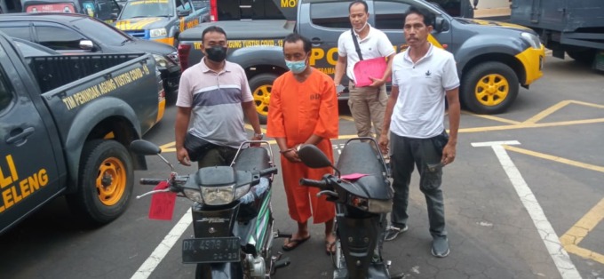 MAIN BAWA KABUR:  Tersangka Kadek Someardana setelah ditangkap bersama barang buktinya.