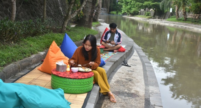 KULINER TEPI SUNGAI : Menu lawar tengah disantap di sungai dekat Pasar Badung, taua yang dikenal Tukad Korea di Jalan Gajah Mada, Denpasar.(foto:adrian suwanto/radar bali)
