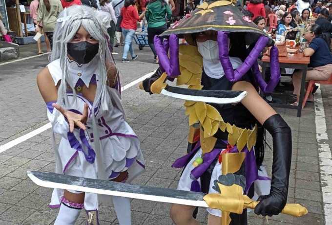 BANYAK DIAJAK FOTO : Aksi para costplayer ini menyemarakkan Denfest di Kawasan Jalan Gajah Mada, Denpasar. (foto: adrian suwanto/radar bali)