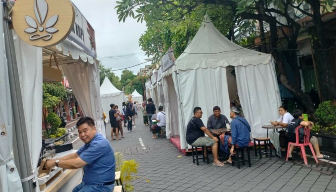 SANTAI SEJENAK : Stan warung kopi tersedia di Denfest ke-15 ini. (foto: adrian suwanto/radarbali)