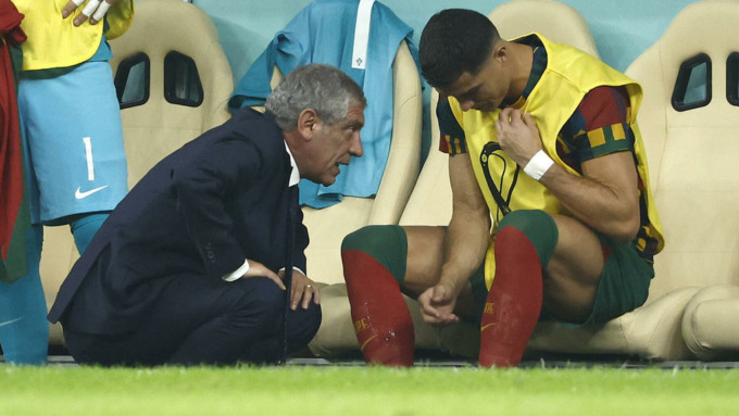 MASIH DISAYANG PELATIH : Pelatih Timnas Portugal, Fernando Santos, sedang berbincang dengan Cristiano Ronaldo beberapa waktu lalu. (world football/jawapos)