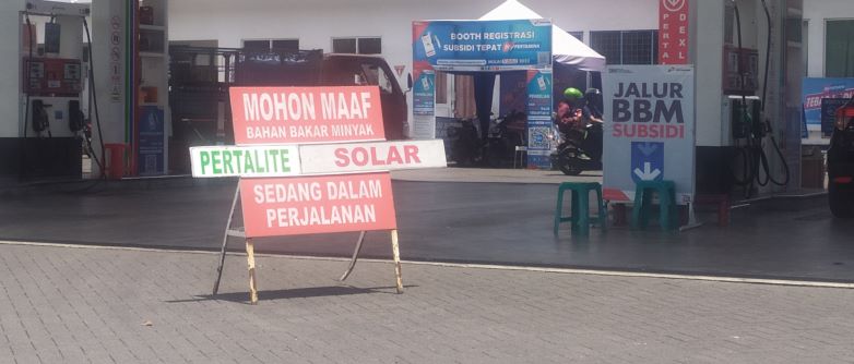 SUDAH HABIS : Salah satu SPBU di Negara memasang pengumuman solar dan pertalite habis. (foto: m.basir/radar bali)