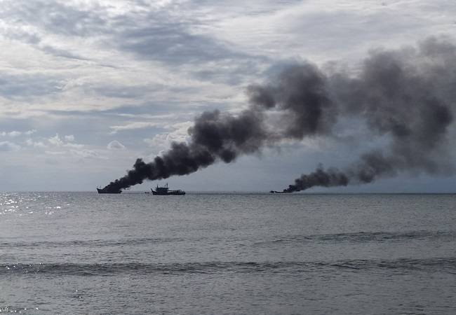 Kapal terbakar di perairan Pengambengan selatan PPN Pengambengan pada Selasa (20/12). (FOTO M.BASIR/RADAR BALI)