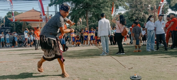 TETAP LESTARI : Permainan tradisional megangsingan juga disuguhkan . (foto: eka prasetya/radar bali)