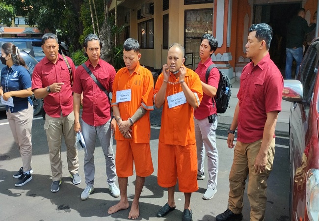 Tersangka Nova Sandi Prasetia dan tersangka Rahman saat rekonstruksi di Mapolda Bali. ((Foto Marsellus Nabunome Pampur))
