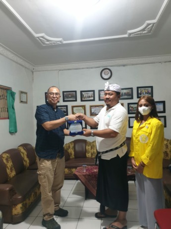 PENGABDIAN KE MASYARAKAT: Universitas Indonesia turun tangan berkontribusi  dengan melakukan pengabdian masyarakat di Desa Patas di Kantor Desa Patas Kamis kemarin (1/12/2022).