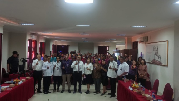 SARASEHAN: Dewan Pendidikan bersama Kepala  Sekolah, MKKS dan Komite saat berpose bersama usai Sarasehan di Auditorium STAHN Mpu Kuturan Singaraja pada Jumat lalu. (STAHN MPU KUTURAN SINGARAJA UNTUK RADAR BALI)