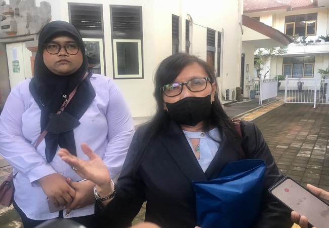 Kuasa hukum korban, Siti Sapurah atau yang akrab disapa Ipung (kanan).