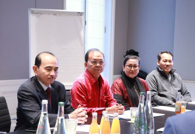 GO INTERNATIONAL: Gubernur Bali, Wayan Koster bertemu Manajemen Rumah Mode Christian Dior, Paris, Minggu (11/12). (PEMPROV BALI FOR RADAR BALI) 