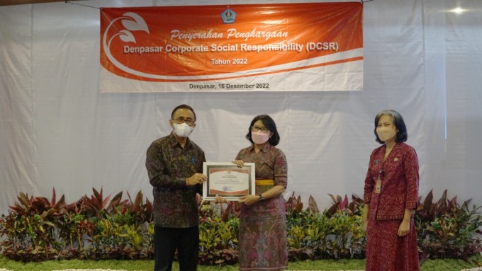 APRESIASI: Wali Kota Denpasar IGN Jaya Negara menyerahkan penghargaan yang diterima Direktur Kepatuhan Bank Lestari Bali (BPR) Putu Yeni Jinarti pada Jumat, 16 Desember 2022, di Gedung Sewaka Mahottama, Kota Denpasar.